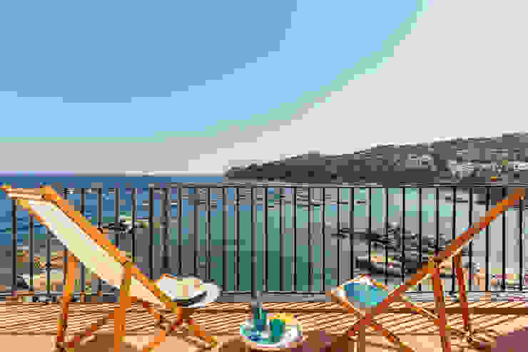 PORT BO, Markham Stagers Markham Stagers Śródziemnomorski balkon, taras i weranda Niebieski