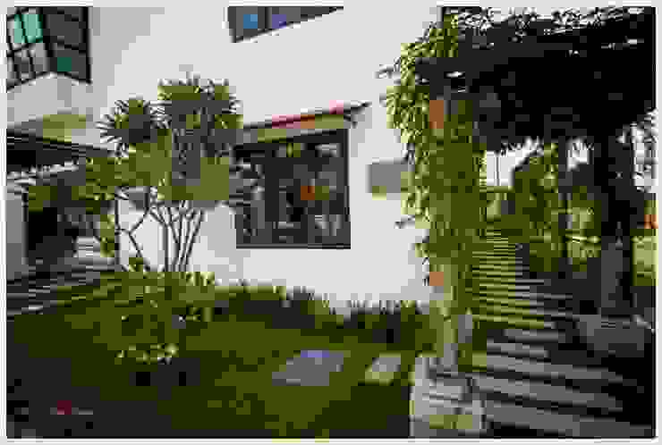 Kannan - Sonali and Gaurav's residence, Sandarbh Design Studio Sandarbh Design Studio Front yard