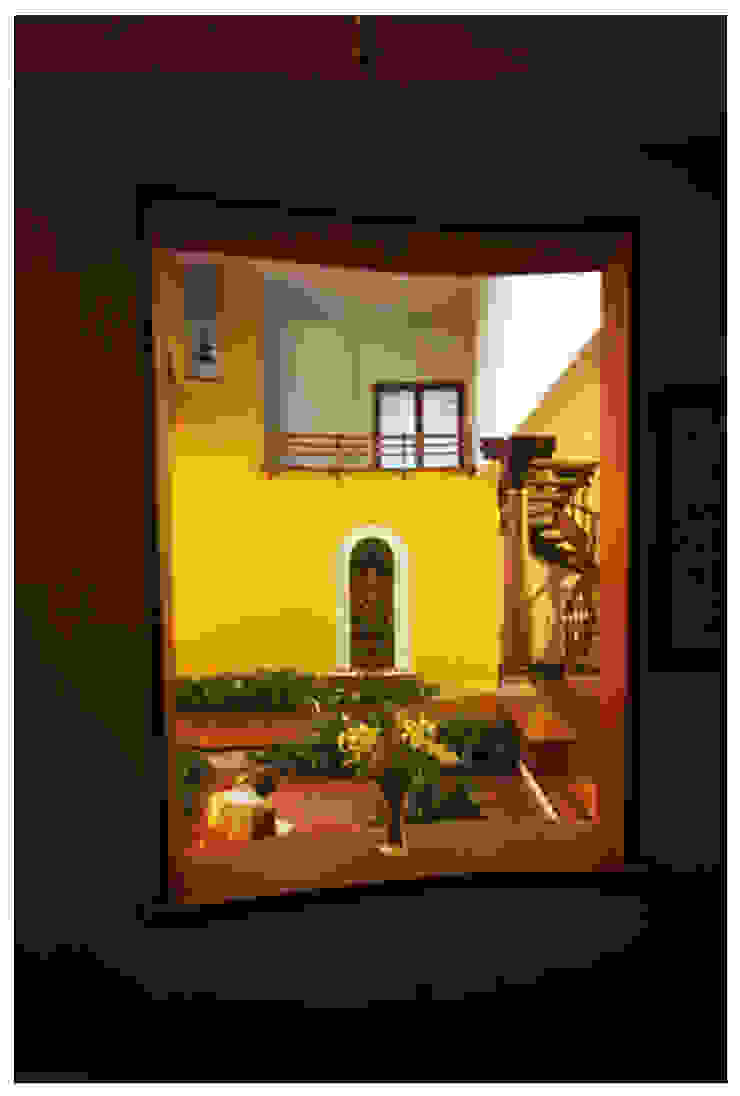 Temple Bells—Arati and Sundaresh's Residence Sandarbh Design Studio Eclectic style corridor, hallway & stairs