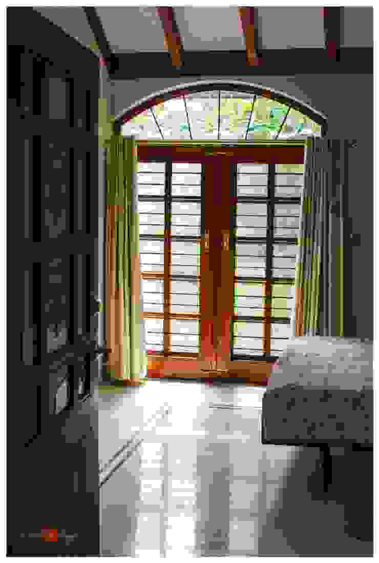 Reddy's residence, Sandarbh Design Studio Sandarbh Design Studio Eclectic style windows & doors Windows