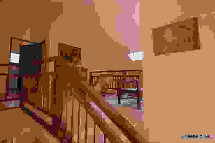 Captain Vijendra - Renovation, Sandarbh Design Studio Sandarbh Design Studio Eclectic style corridor, hallway & stairs