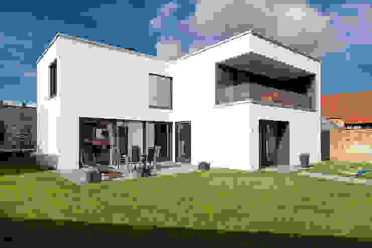Einfamilienhaus Windischholzhausen, PlanKopf Architektur PlanKopf Architektur Single family home White