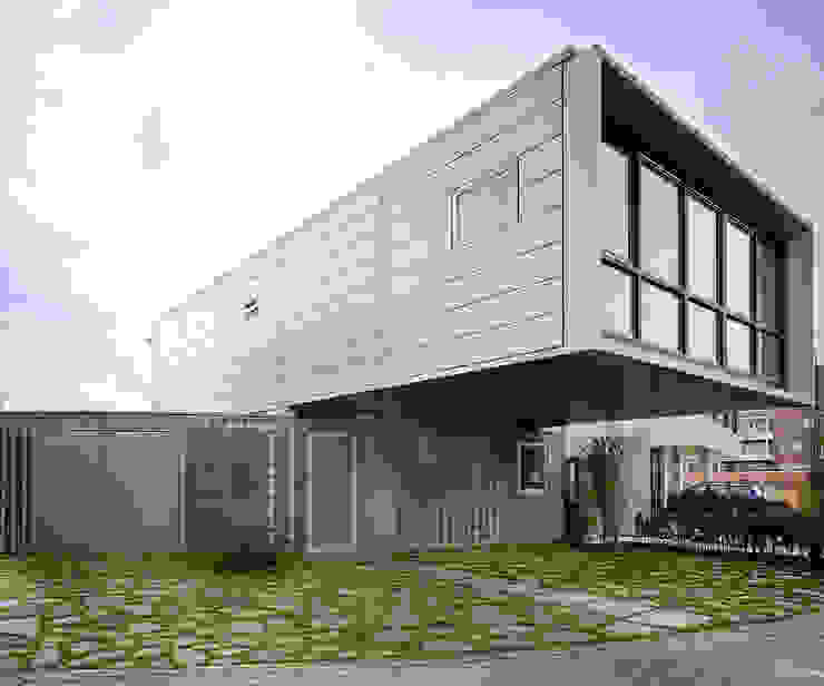 Steel Study House I, Archipelontwerpers Archipelontwerpers Prefab woning IJzer / Staal Lucht,Wolk,Plant,land veel,Stedelijk ontwerp,Schaduw,woongebied,Facade,Onroerend goed,Gras