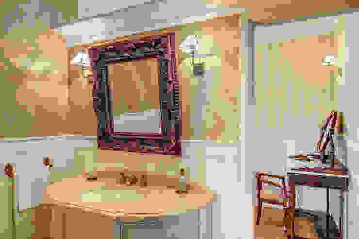 Studio Guerra Sas Baños de estilo clásico