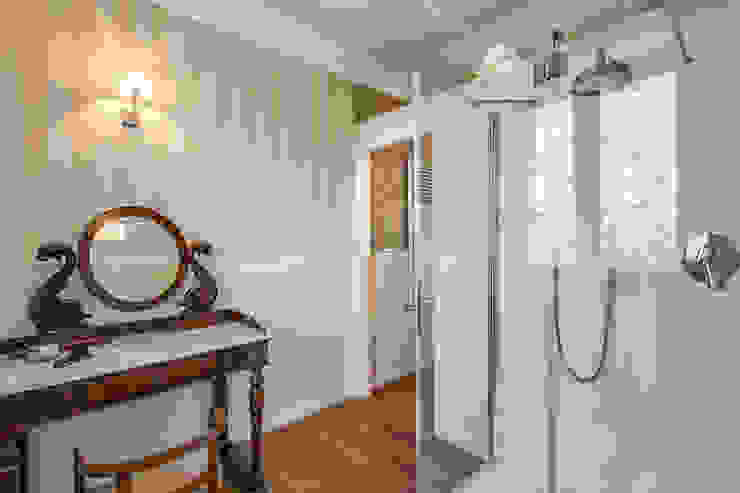 Studio Guerra Sas Baños de estilo clásico