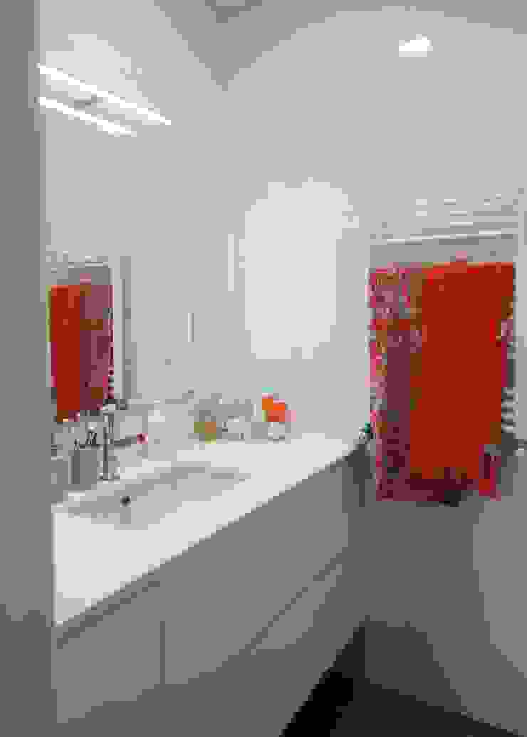 モダンスタイルの お風呂 の GAAPE - ARQUITECTURA, PLANEAMENTO E ENGENHARIA, LDA モダン