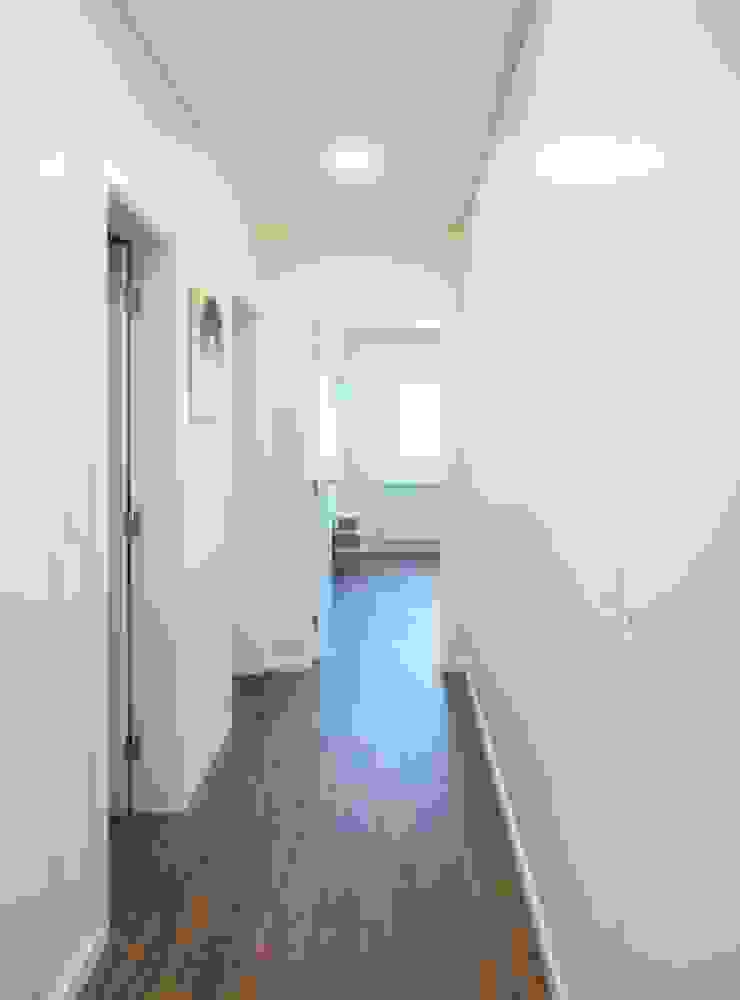 モダンスタイルの 玄関&廊下&階段 の GAAPE - ARQUITECTURA, PLANEAMENTO E ENGENHARIA, LDA モダン
