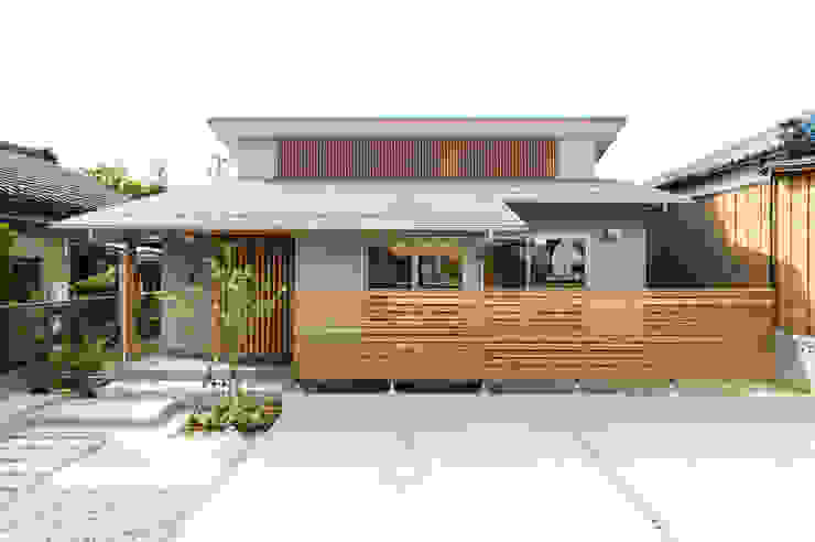 内野の家 株式会社山口工務店 木造住宅 アルミニウム/亜鉛 白色 植物,建物,シェード,土地区画,空,住宅街,コテージ,サイディング,不動産,路面