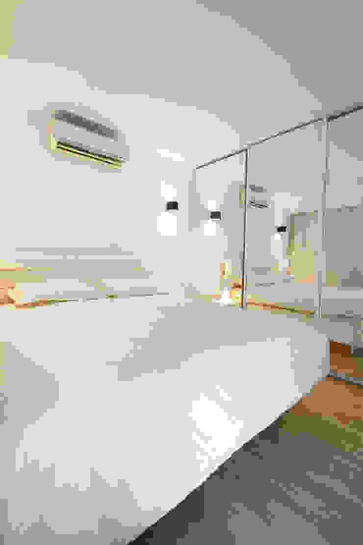 Bedroom - Closet CUBEArchitects Camera da letto minimalista Bianco