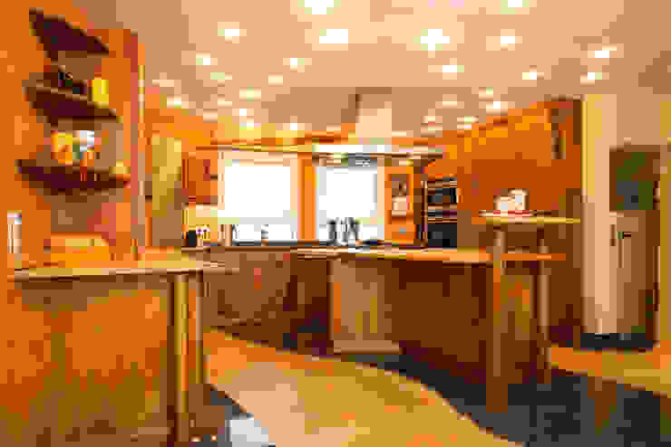 Kirschbaum Vollholzküche mit fliesenden Formen | homify