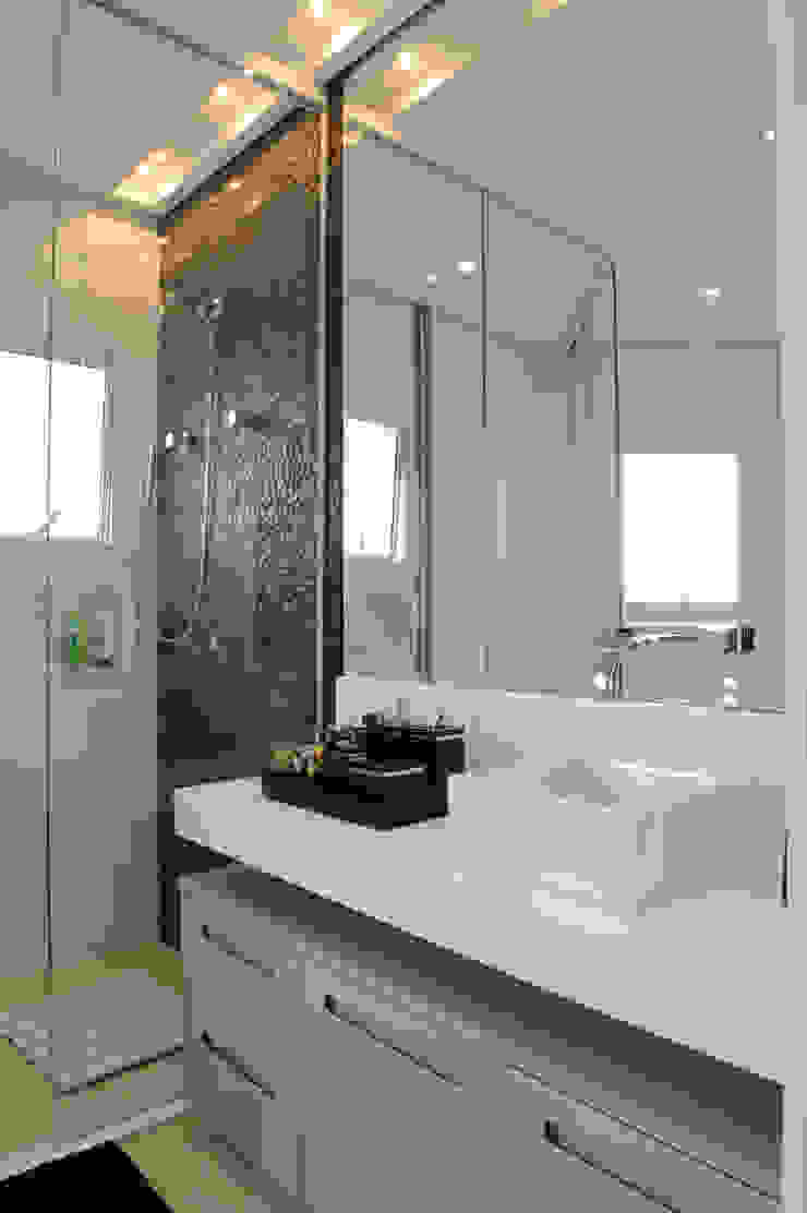 Banheiro Daniel Kalil Arquitetura Banheiros modernos Preto pastilha,banheiro,espelho de banheiro,móveis para banheiro,banheiro pequeno,preto e branco,cuba