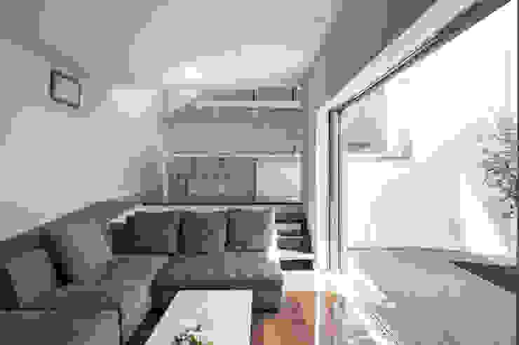 スロープの家・卍（愛犬家・愛猫家住宅）, 前田敦計画工房 前田敦計画工房 Modern Living Room