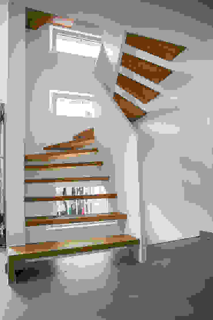 Moderne 1 2 Gewendelte Treppe Mit Brustungshohen Wangen Homify