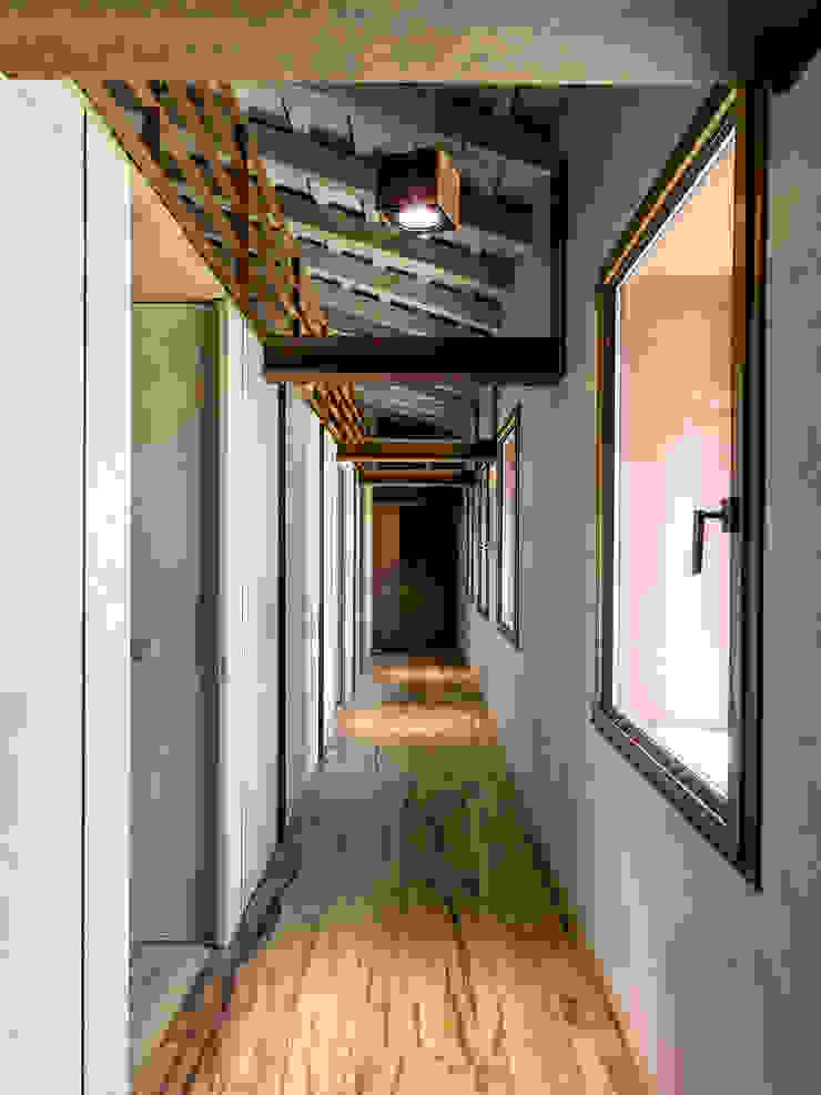 zanon architetti associati Pasillos, vestíbulos y escaleras de estilo moderno