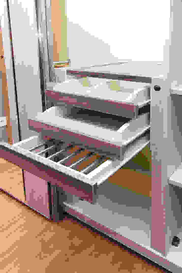 Interior Apartemen Tamansari Semanggi SAKA Studio KitchenCabinets & shelves