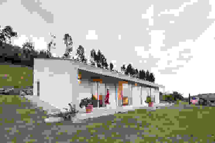 La Carrionina, Adriana Martínez Adriana Martínez Casas rurales Hormigón Blanco Planta,Cielo,Edificio,Nube,casa,Árbol,Ventana,lote de terreno,Pendiente,Puerta