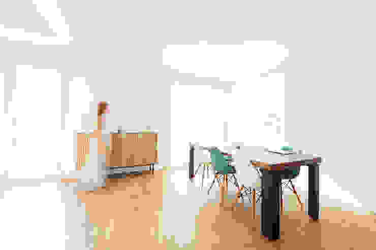 Salón comedor con vistas al jardín Salas modernas de Casas inHAUS Moderno Compuestos de madera y plástico