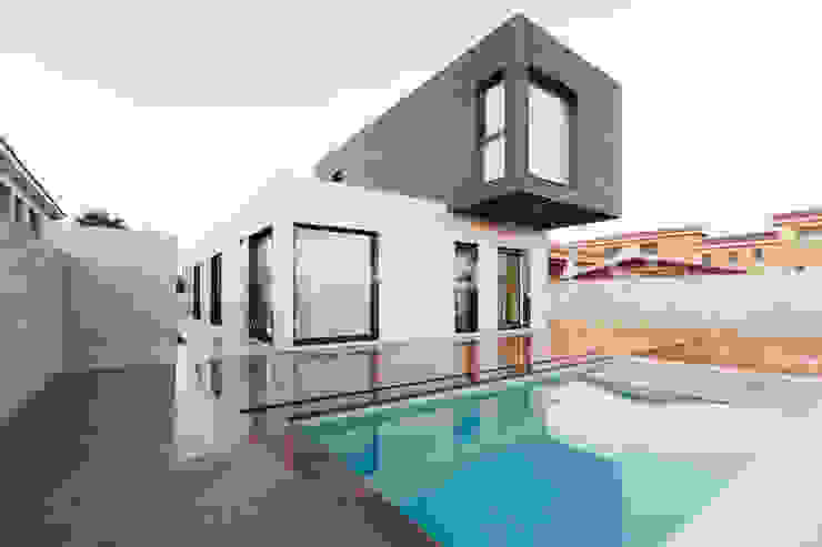 Vistas diurnas de la piscina de Casas inHAUS Moderno Cerámico