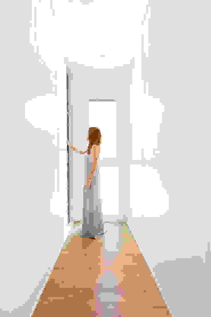 Ventanas de suelo a techo de Casas inHAUS Moderno