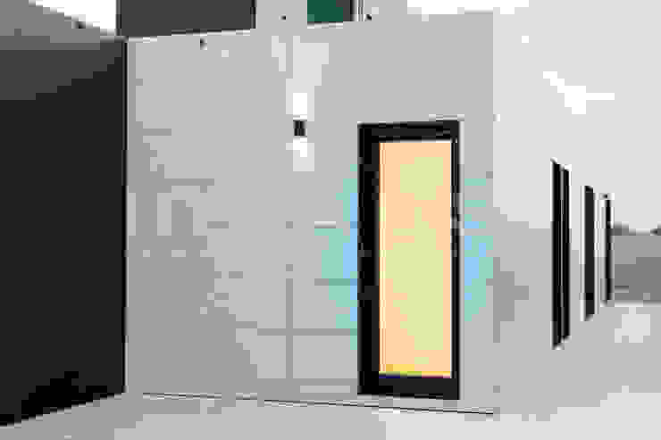 Fachadas ventiladas y ventanales de suelo a techo. de Casas inHAUS Moderno Cerámico