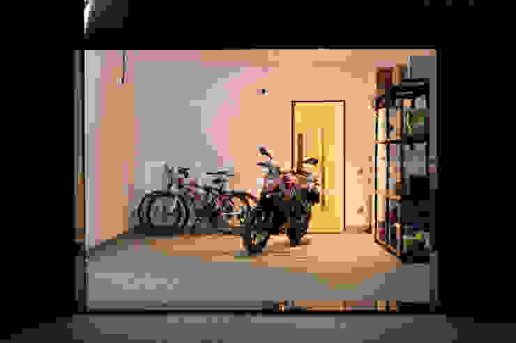 Garaje para tus aficioes de Casas inHAUS Moderno Cerámico