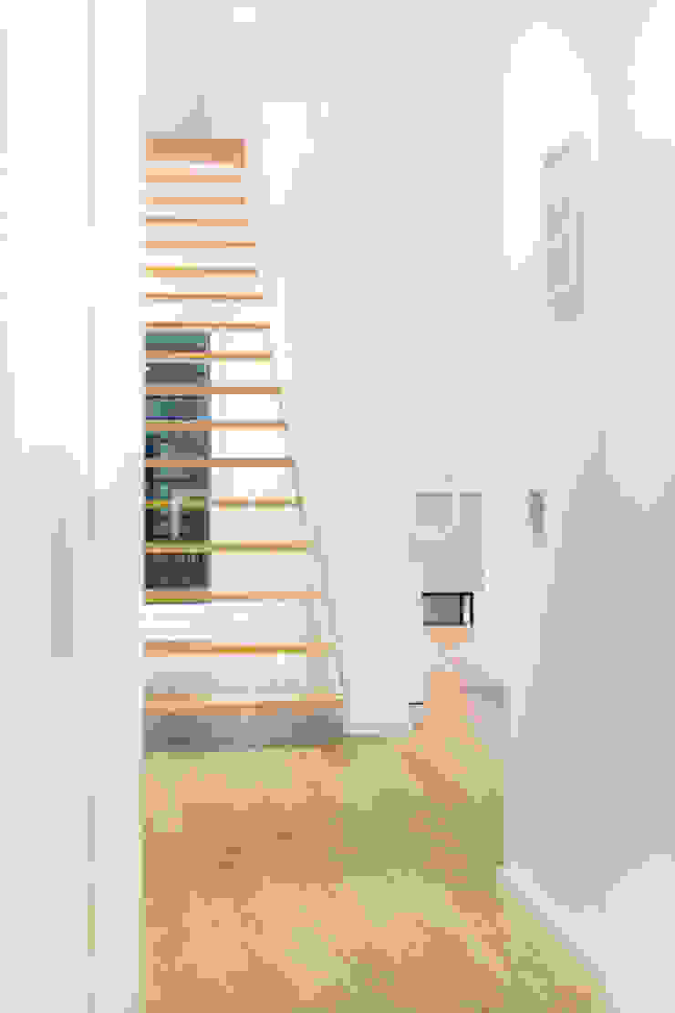 Escaleras espectaculares Pasillos, vestíbulos y escaleras de estilo moderno de Casas inHAUS Moderno Madera maciza Multicolor