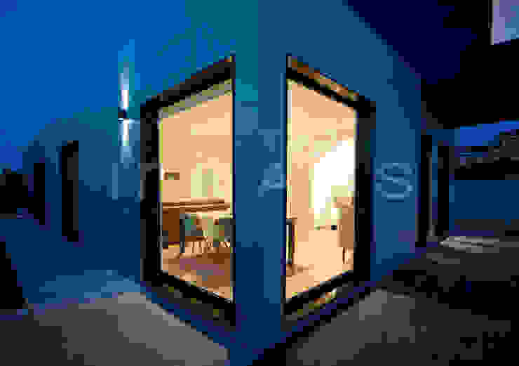 Vista nocturna desde el exterior de la vivienda de Casas inHAUS Moderno Cerámico