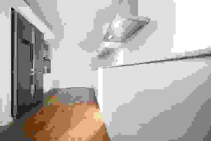 Cocina con electrodomésticos de alta eficiencia energética de Casas inHAUS Moderno Cerámico