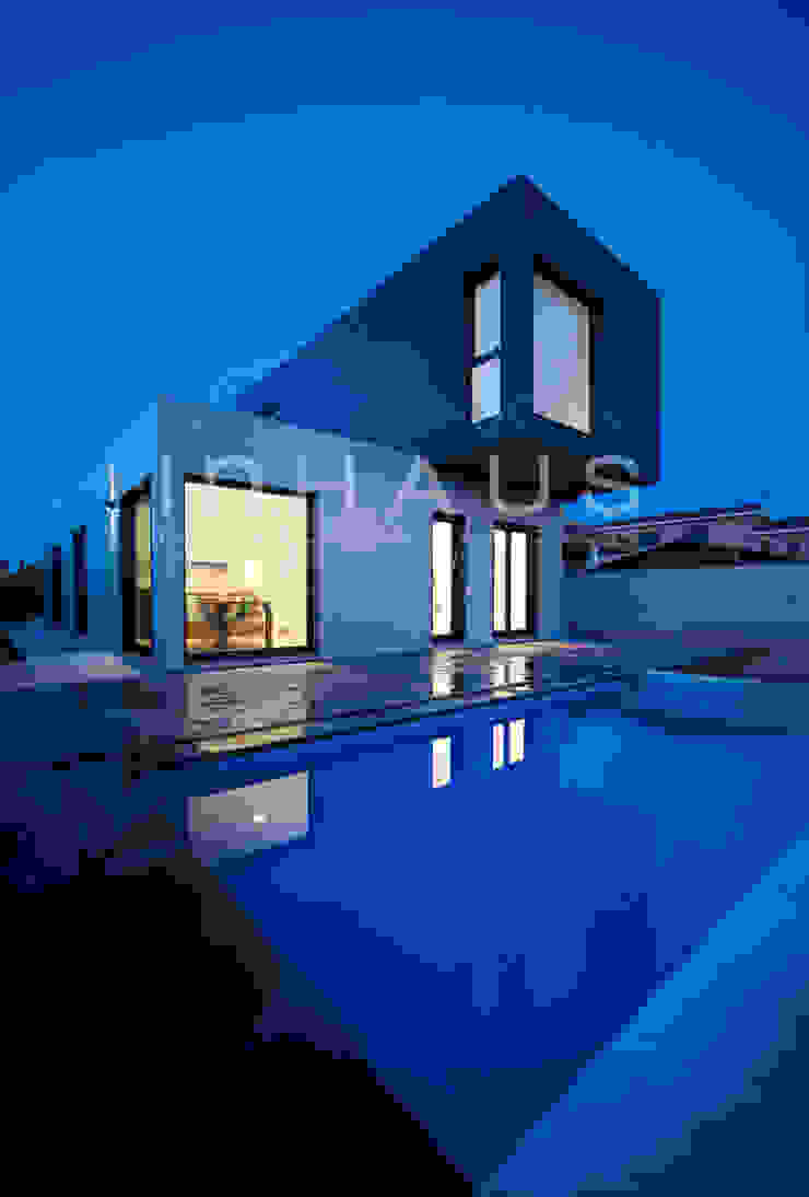 Vivienda prefabricada de hormigón de alta resistencia. de Casas inHAUS Moderno Concreto reforzado