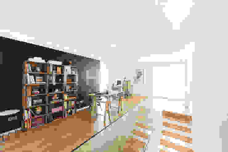 Estudio en planta superior para captar toda la luz Estudios y despachos de estilo moderno de Casas inHAUS Moderno Compuestos de madera y plástico