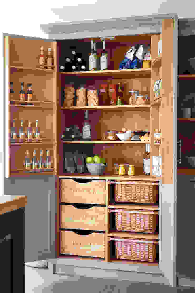 Raynham NAKED Kitchens Кухня Дерево Сірий larder,storage,wicker baskets,pull out drawers,bespoke