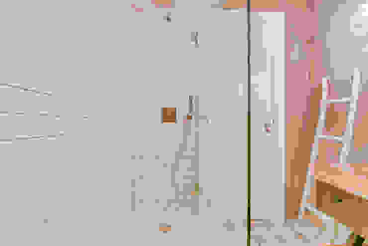 Ivo Santos Multimédia モダンスタイルの お風呂