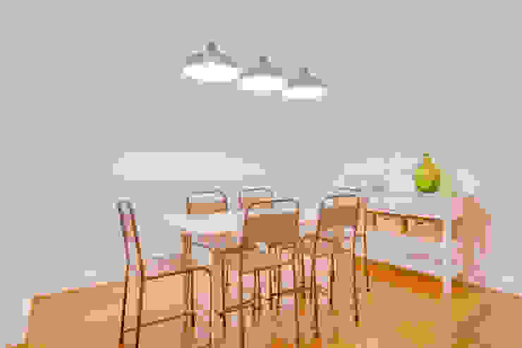 Ivo Santos Multimédia モダンデザインの ダイニング