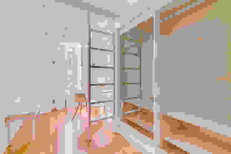 Ivo Santos Multimédia モダンスタイルの寝室