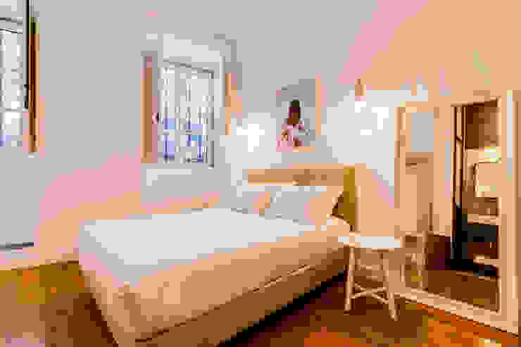 Ivo Santos Multimédia モダンスタイルの寝室