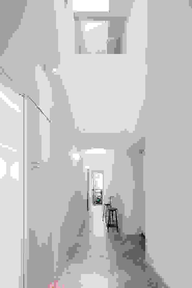 coneco bld., 一色玲児 建築設計事務所 / ISSHIKI REIJI ARCHITECTS 一色玲児 建築設計事務所 / ISSHIKI REIJI ARCHITECTS Minimalist corridor, hallway & stairs