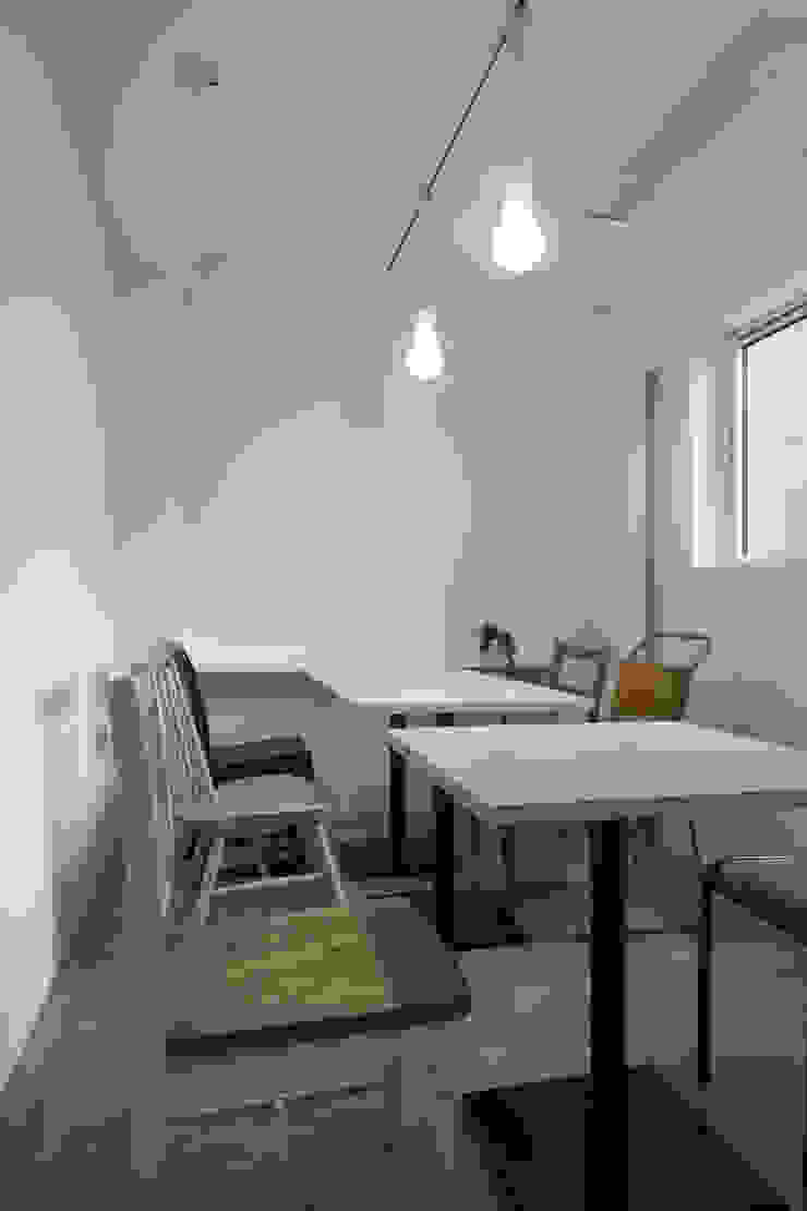 coneco bld., 一色玲児 建築設計事務所 / ISSHIKI REIJI ARCHITECTS 一色玲児 建築設計事務所 / ISSHIKI REIJI ARCHITECTS Minimalist dining room