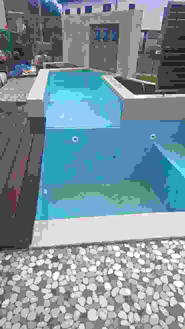 Kleiner Pool Mit Wasserfall Terrasse Und Holzdeck By Neues Gartendesign By Wentzel Homify