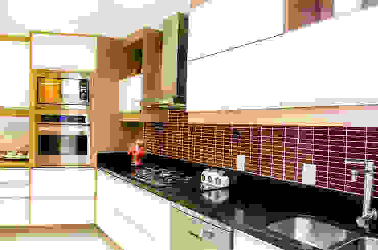 Apartamento Tijuca , Studio Prima Arq & Design Studio Prima Arq & Design Küchenzeile Rot