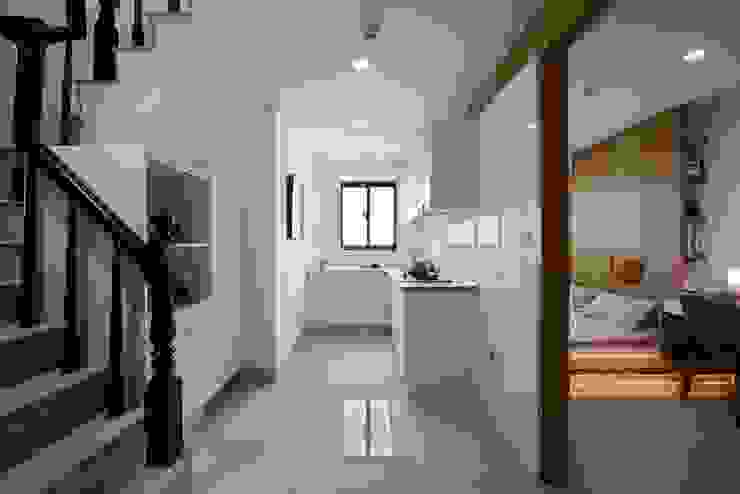 廚房 Modern Dining Room by 見本設計 Modern