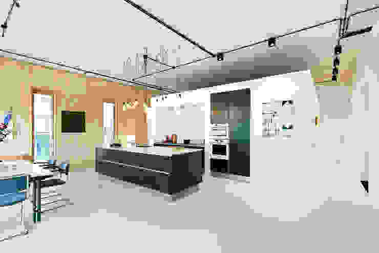 Strak, modern en duurzaam interieur met karakter, BNLA architecten BNLA architecten Moderne keukens Fotolijst,Kamerplant,auto-ontwerp,Interieur ontwerp,Bank,Tafel,Vloeren,Bloempot,Het opbouwen van,Kunst