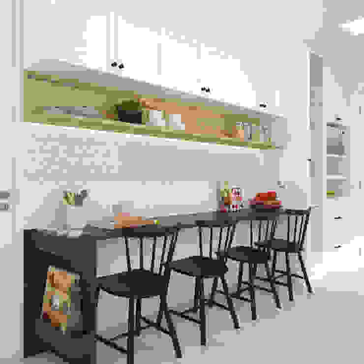 COZINHA | Mesa pequenas refeições + armário suspenso + cristaleira CASA DUE ARQUITETURA Cozinhas pequenas cozinha,mesa de refeições,Iluminação de cozinha,armário suspenso,nicho