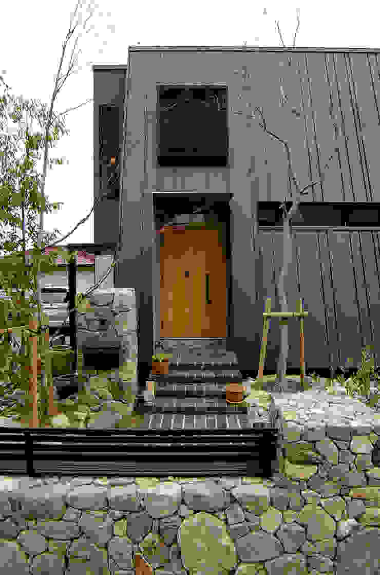 一級建築士事務所アールタイプ Front doors Wood Wood effect