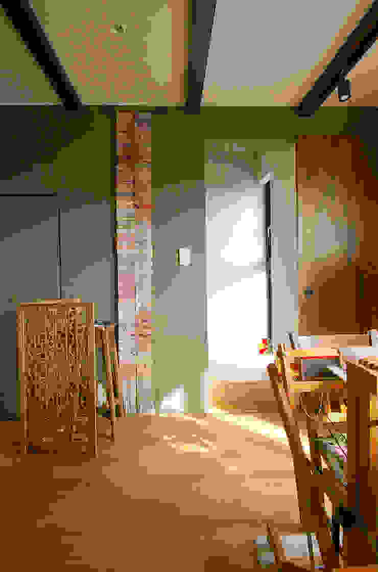 一級建築士事務所アールタイプ Modern Study Room and Home Office Wood Beige