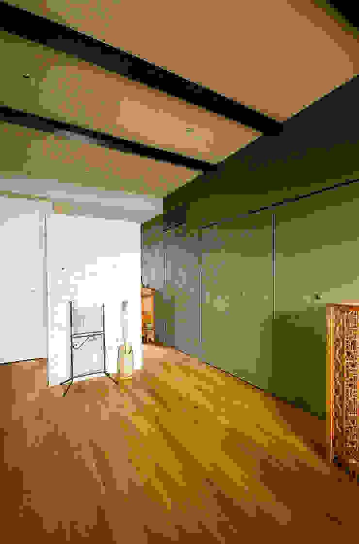 一級建築士事務所アールタイプ Modern Study Room and Home Office Wood Beige