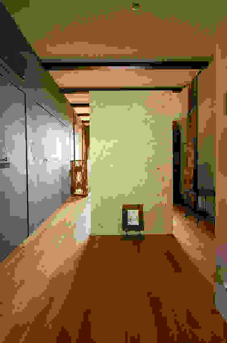 一級建築士事務所アールタイプ Modern Study Room and Home Office Wood Beige
