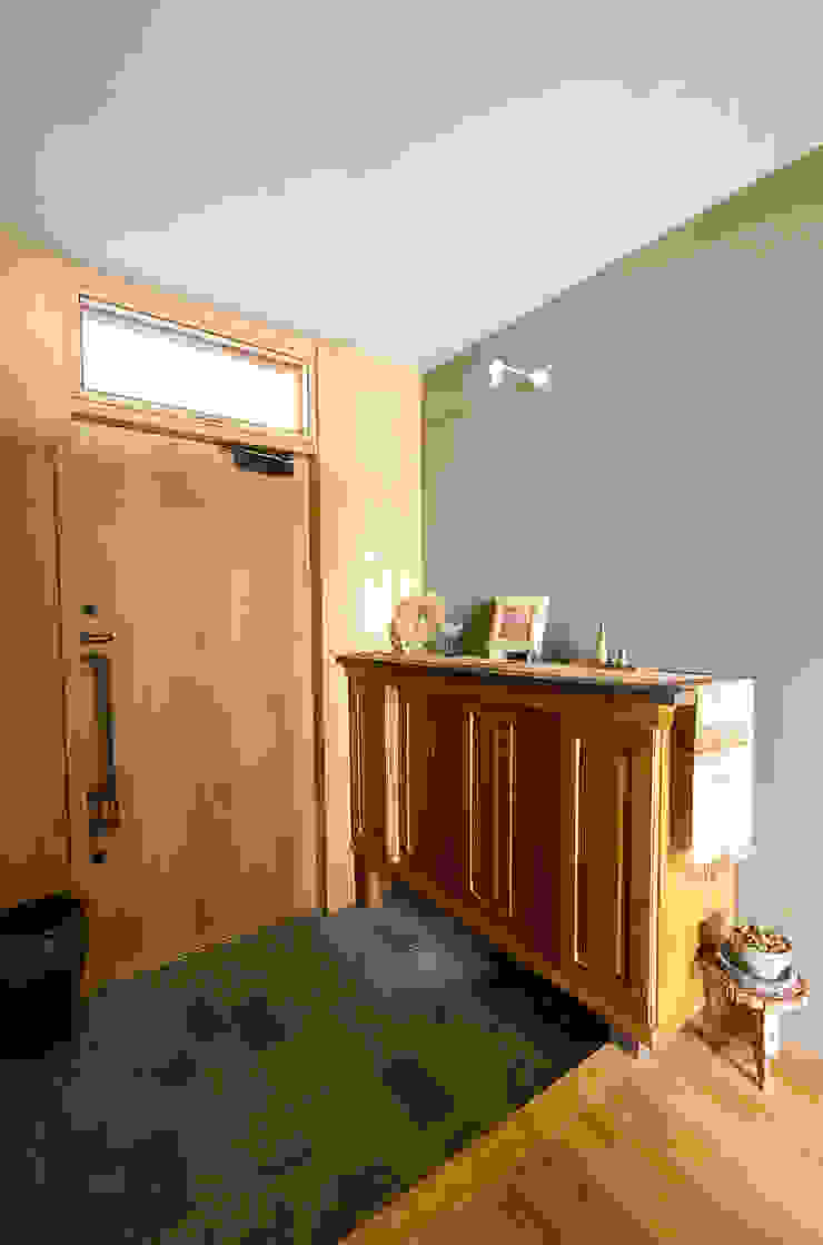 一級建築士事務所アールタイプ Front doors Wood Wood effect