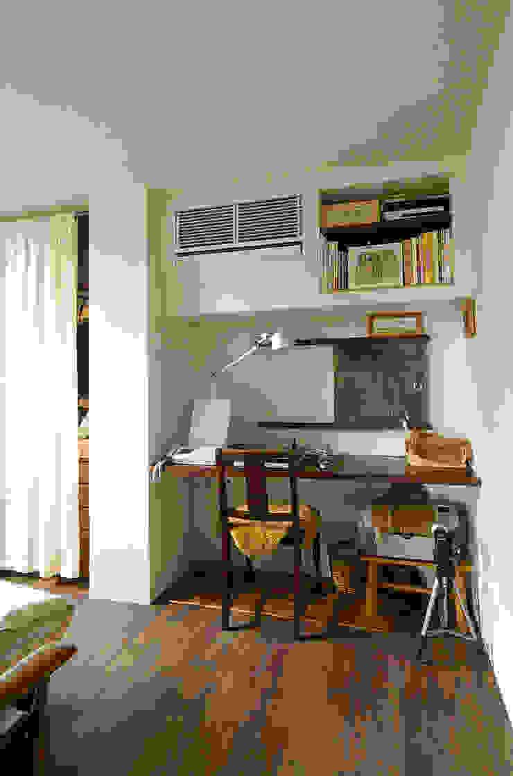 一級建築士事務所アールタイプ Modern Study Room and Home Office Wood White