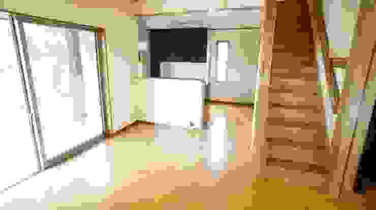 S邸 マルモコハウス Moderne Wohnzimmer