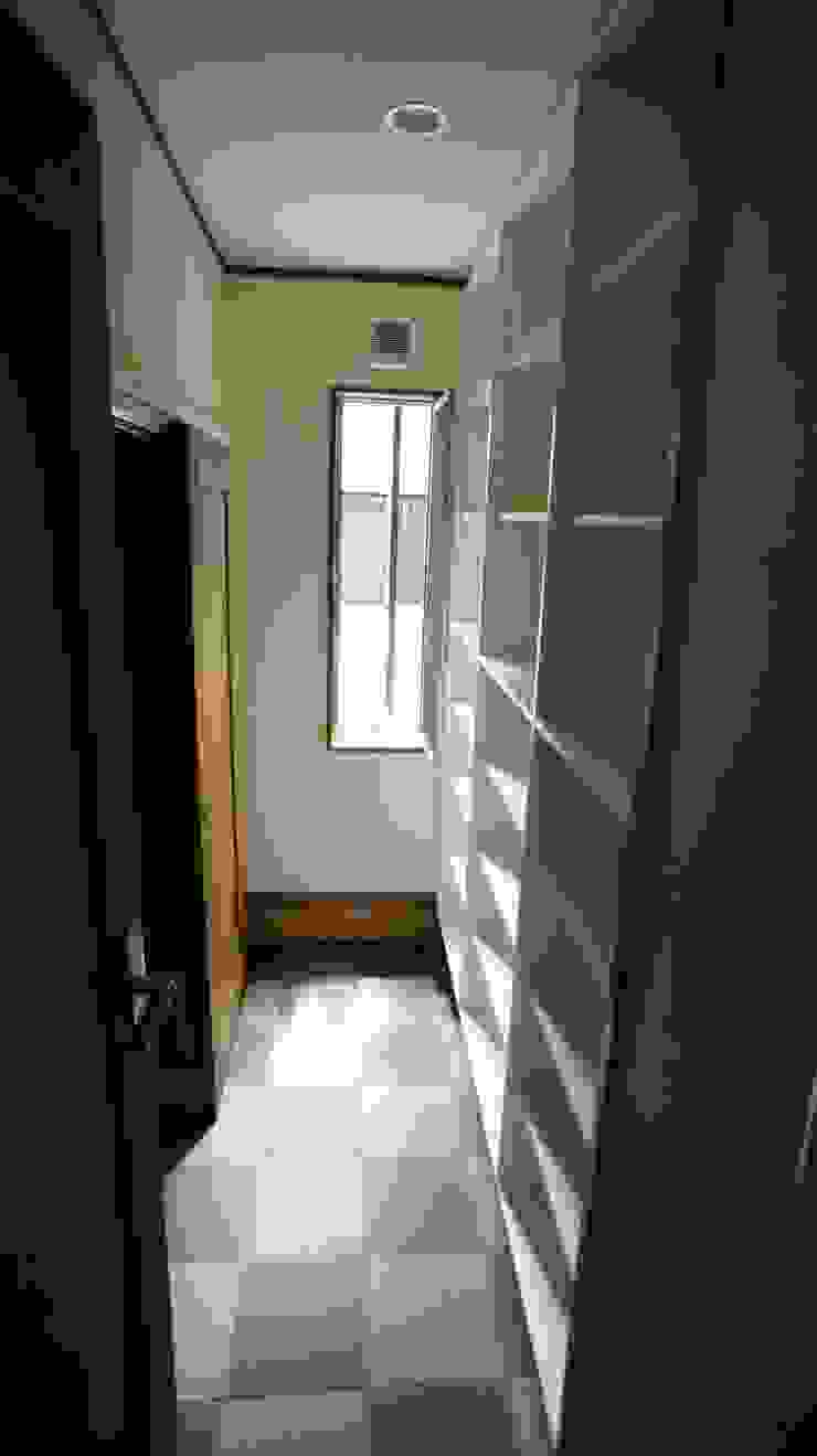 S邸 マルモコハウス Moderne Ankleidezimmer